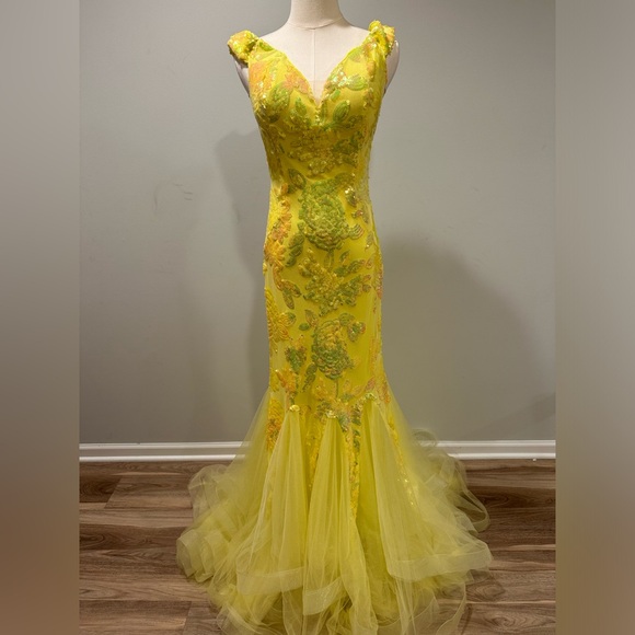 Prom•special occasion•pageant. NWT size 6. Gorgeous yellow color! - Picture 7 of 7